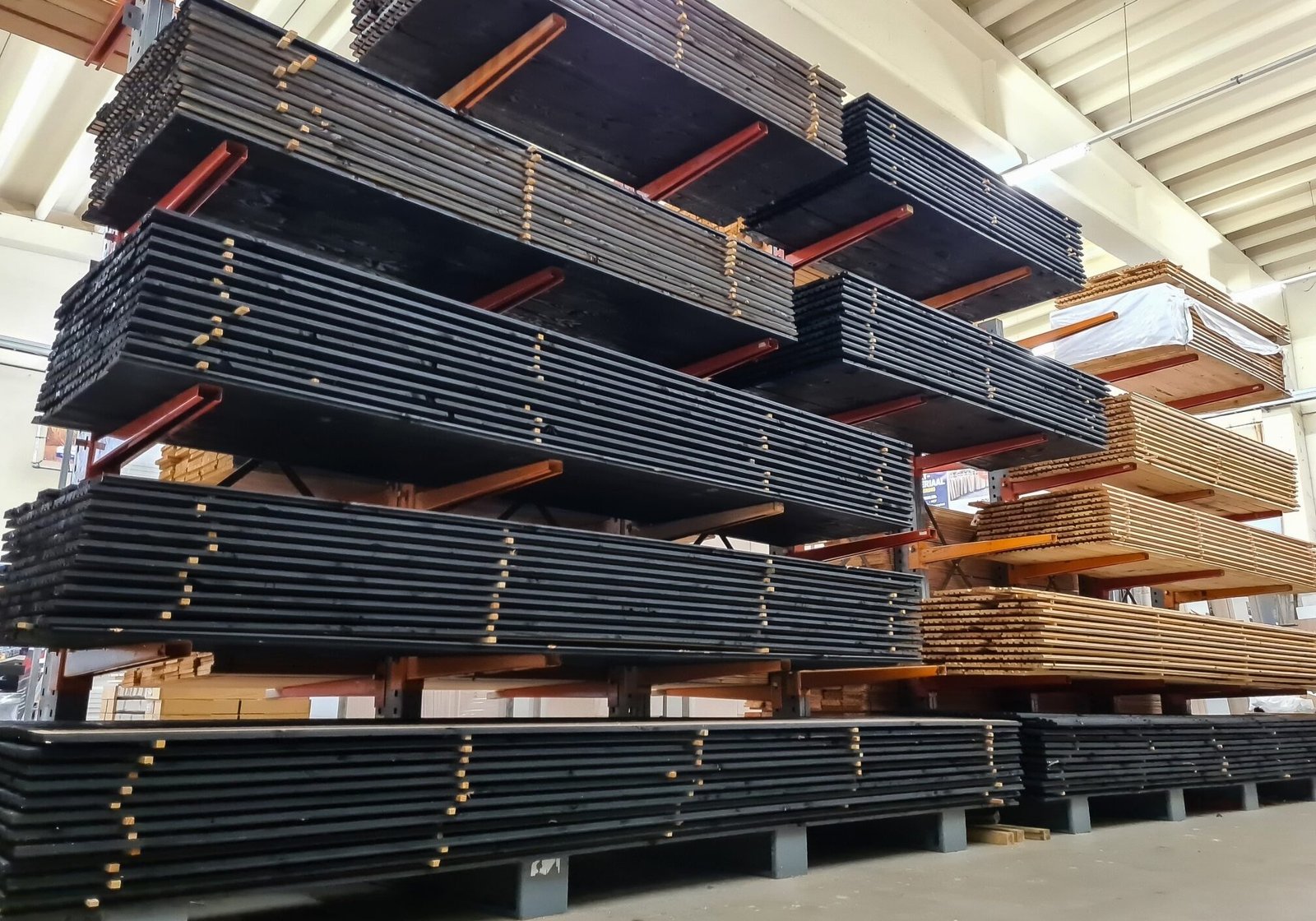 Triple rhombus rabat van douglas hout, opgestapeld in rekken in de winkel van Bouwie in Veen