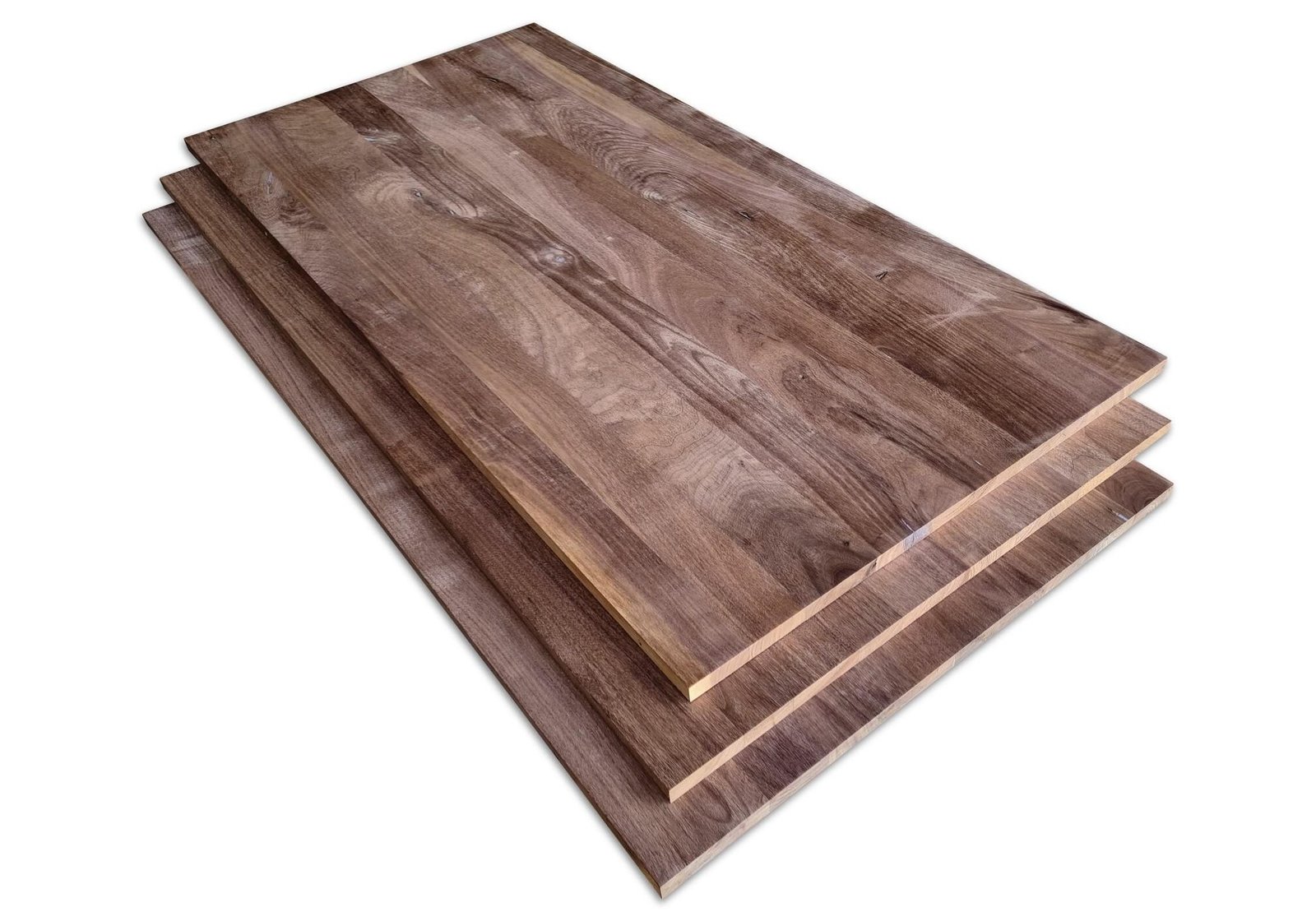 Amerikaans Walnoot panelen in B/C kwaliteit op elkaar. De dikte van deze walnoot panelen zijn 20 mm dik.